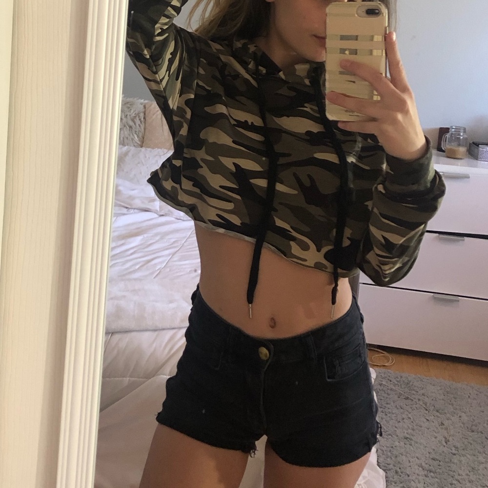 Cropped camo hoodie